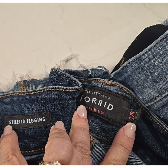 Torrid Premium Denim Ankle Zip Jeggings Womens 22R Stiletto Distressed Raw Hem - Picture 6 of 9